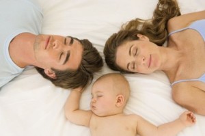 bebe-duerma-con-los-padres no esta bien